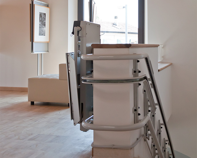 Stannah Sharp plataforma para escadas curvas recolhida