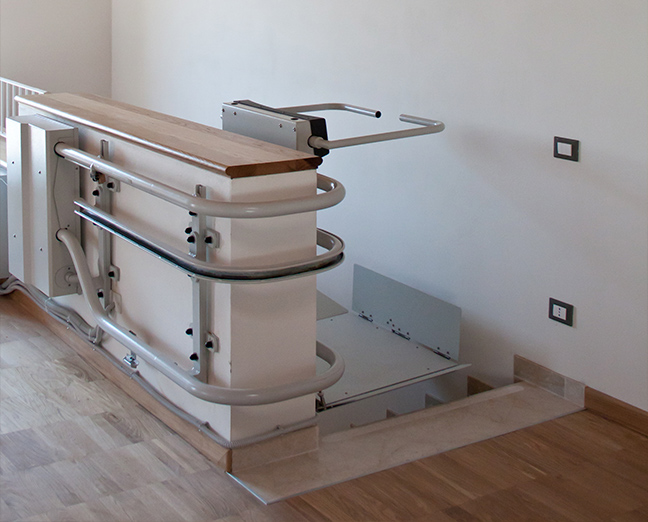 Stannah Sharp plataforma para escadas curvas aberta nas escadas