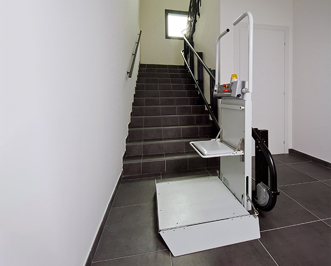 Stannah Sharp plataforma para escadas curvas no piso 0 aberta