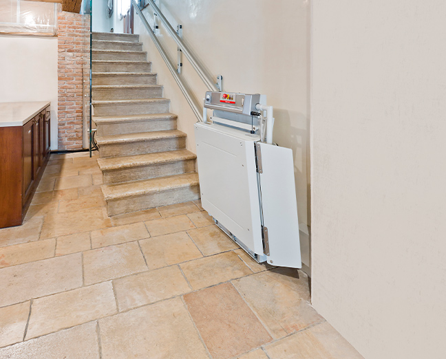 Plataforma Stannah Sharp fechada no piso 0