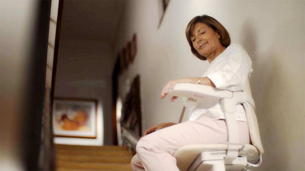 Mulher a subir uma cadeira elevatória