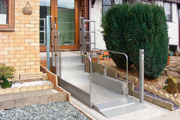 Plataforma elevatória que engloba degraus Stannah Sandy